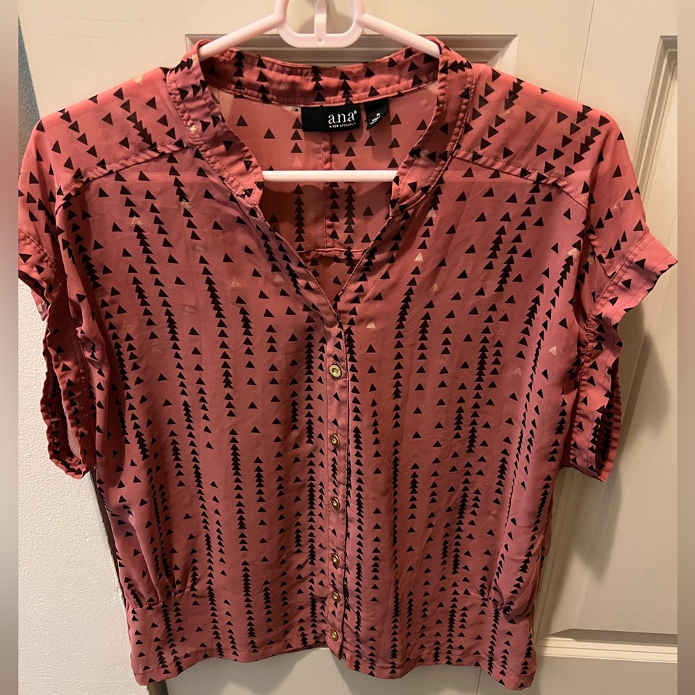 a.n.a. Size medium womens short sleeved blouse